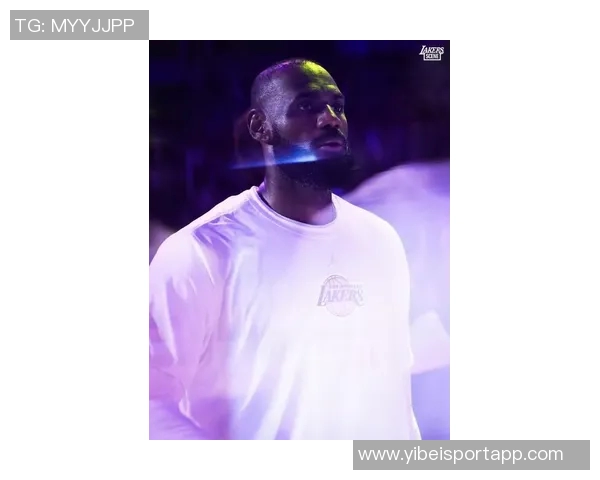 南湾湖人主帅盛赞詹姆斯训练态度专注早到令人难以置信 南湾湖人主帅盛赞詹姆斯训练态度专注早到令人难以置信