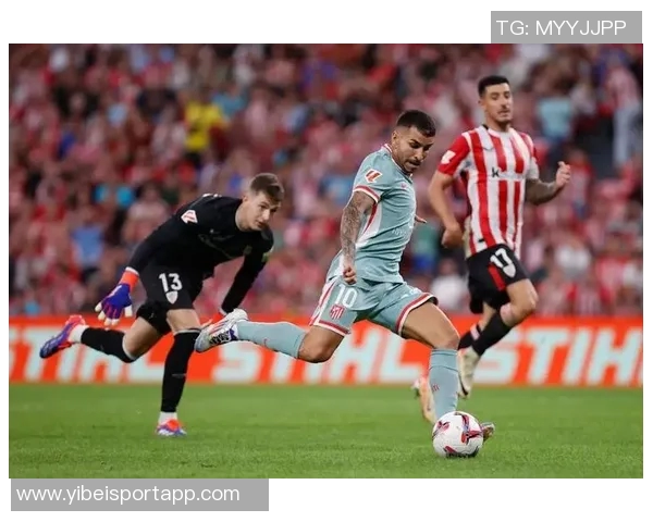 熊出没惊险一幕前马竞前锋科雷亚抱女儿遭遇野生熊袭击